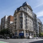 Esquina tradicional del barrio de Recoleta en Buenos Aires, con arquitectura clásica y árboles frondosos.