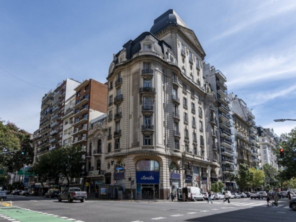 Esquina tradicional del barrio de Recoleta en Buenos Aires, con arquitectura clásica y árboles frondosos.