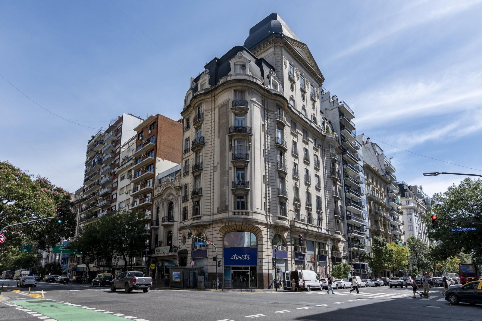 Esquina tradicional del barrio de Recoleta en Buenos Aires, con arquitectura clásica y árboles frondosos.